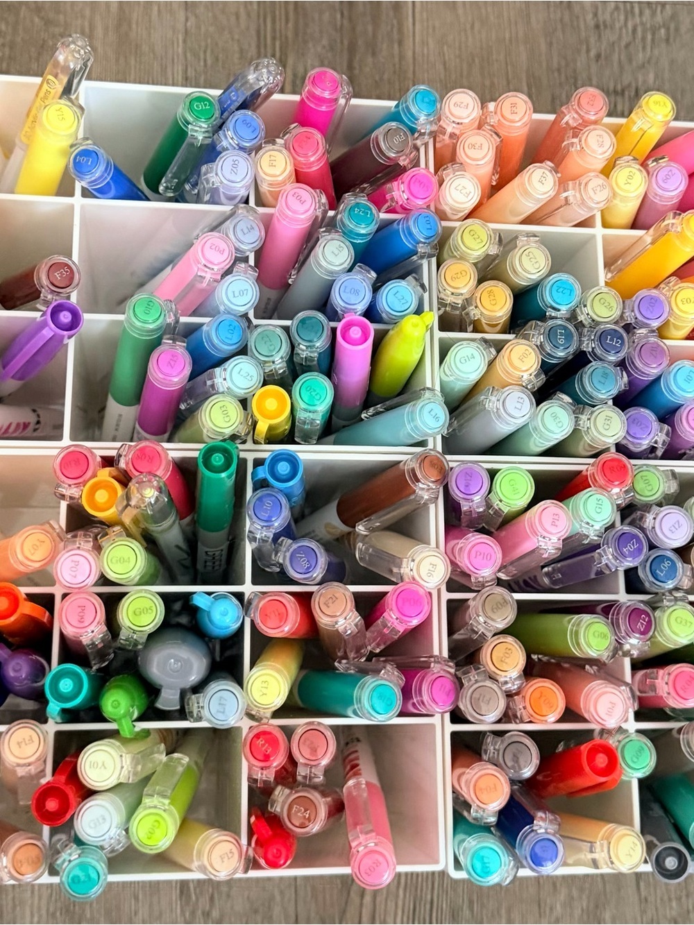 Huge art marker and pen lot with 200+ pieces plus a large 304 Slot Floral case - Picture 9 of 12